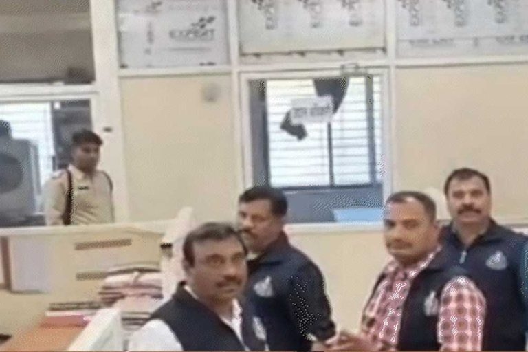 EOW ने इंदौर निगम के अधिकारी के खिलाफ वित्तीय अनियमितताओं और आय से अधिक संपत्ति अर्जित करने के आरोप में की छापेमारी