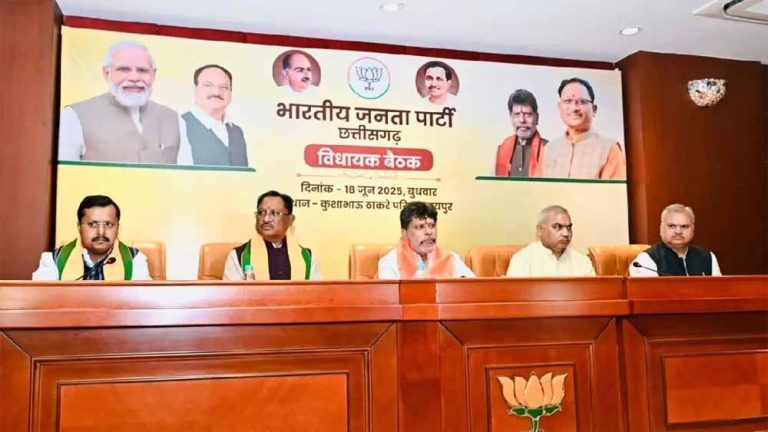 भाजपा के राष्ट्रीय सह संगठन मंत्री शिवप्रकाश और प्रदेश प्रभारी नितिन नबीन ने लगाई मंत्रियों की क्लास