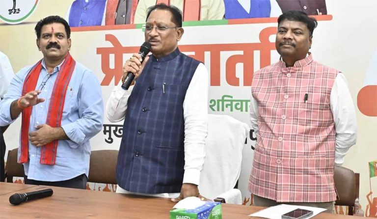 मुख्यमंत्री साय से बीजापुर के सुदूर गांवों के युवाओ ने की मुलाकात, रखी अपनी बात