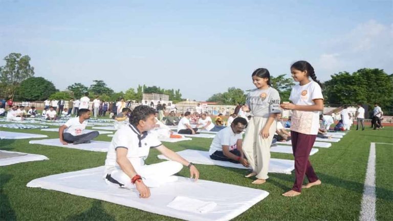 अंतरराष्ट्रीय योग दिवस में शामिल हुए बीजेपी प्रदेश अध्यक्ष किरण सिंहदेव