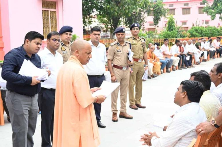 मुख्यमंत्री योगी ने सुनी लोगों की समस्याएं, अधिकारियों को दिए समय पर समाधान करने के निर्देश