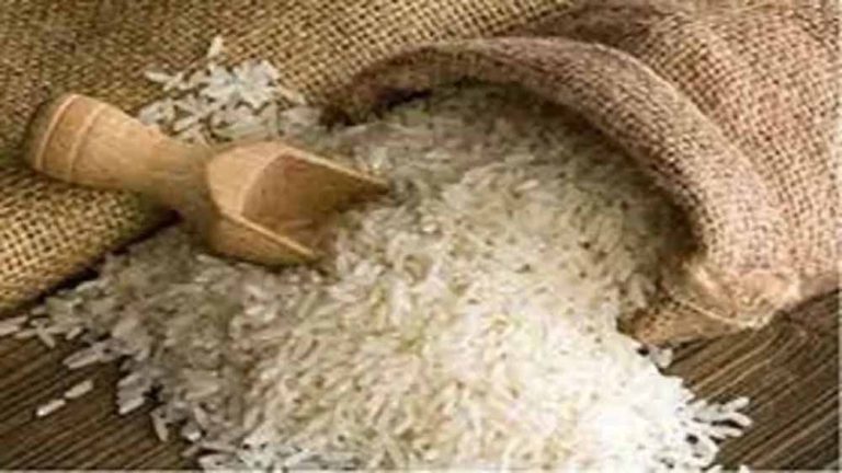 ओटीपी और फिंगरप्रिंट मैच न करने की वजह से लग रहा समय, सरकारी राशन दुकान में मची भगदड़