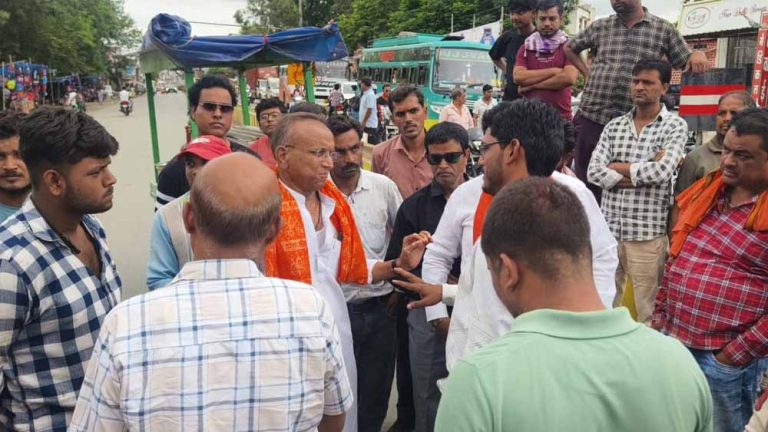 नगर में पानी और बिजली की गंभीर समस्या से परेशान नागरिकों का फूटा गुस्सा, किया चक्काजाम