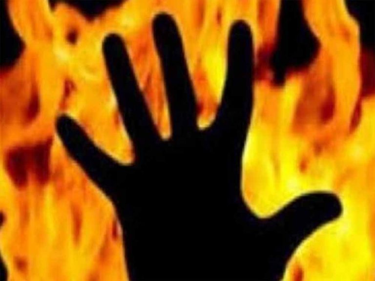 ट्रांसपोर्ट नगर थाने के सामने ब्याज माफिया से परेशान युवक ने किया आत्मदाह