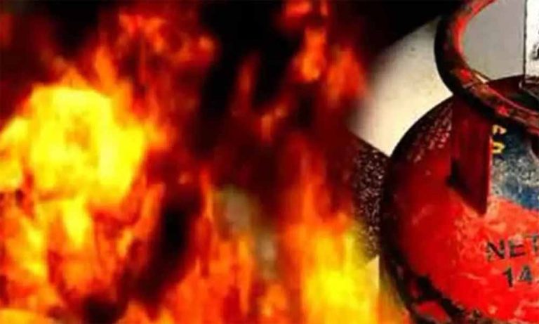 सीलमपुर में LPG सिलेंडर में हुआ धमाका, 4 लोग घायल