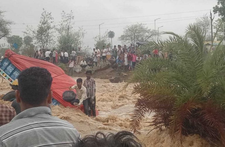 शिवपुरी: कुंवरपुर नाले में बहे 4 युवक, ग्रामीणों ने रेस्क्यू कर बचाया, पूरी तरह जलमग्न हुआ ट्रैक्टर