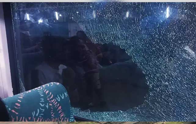 पत्थरबाजी से दहशत में रेलयात्री, शताब्दी एक्सप्रेस पर पथराव, कोच सी-5 की खिड़की का कांच टूटे