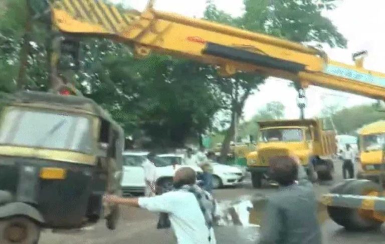 भोपाल में लम्बे समय से एक जगह खड़े कार-ऑटो जब्त: ट्रैफिक सिस्टम सुधारने के लिए सड़क पर उतरा अमला
