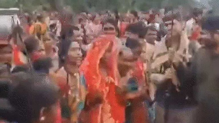 हिड़मा के गांव में बेटी को CRPF ने दी विदाई, शादी के बाद कैंप मिलने पहुंची, अफसरों ने नजर उतारी