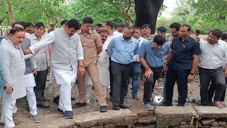 गुना में दुर्घटना स्थल पहुंचे प्रभारी मंत्री राजपूत,  मृतकों के परिजनों को 4-4 लाख की सहायता, घटना की जांच के आदेश
