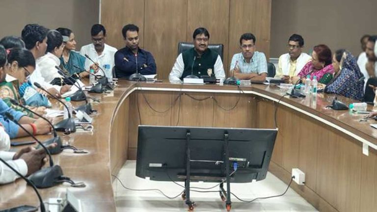 आयुक्त संकेत भोंडवे ने जनप्रतिनिधियों से शहरी क्षेत्र में विकास से जुड़े विभिन्न मुद्दों पर चर्चा की