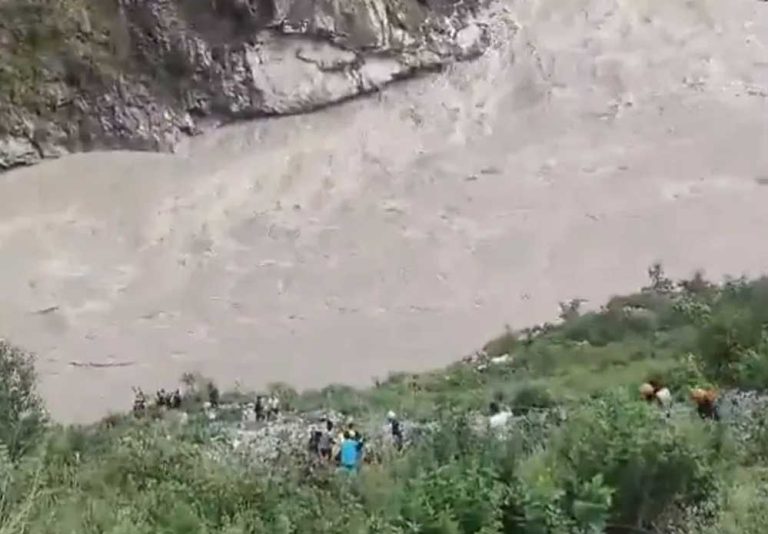 उत्तराखंड के रुद्रप्रयाग में बड़ा हादसा, अलकनंदा नदी में गिरा टेंपो ट्रैवलर, 2 की मौत