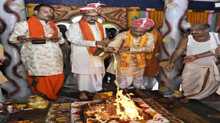 मुख्यमंत्री विष्णु देव साय भगवान जगन्नाथ की रथ यात्रा में हुए शामिल:छेरापहरा की रस्म अदायगी कर मांगा प्रदेशवासियों के लिए आशीर्वाद