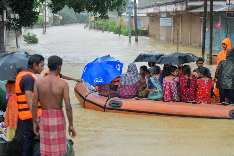 बाढ़-बारिश से पूर्वोत्तर में और बिगड़ेंगे हालात? अब तक 34 की मौत, ब्रह्मपुत्र का रौद्र रूप, आफत की चेतावनी