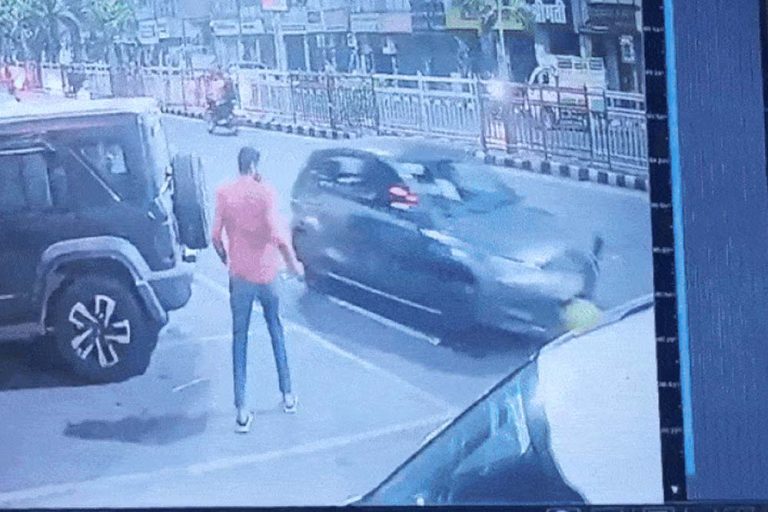 न्यू मार्केट में सड़क किनारे नाश्ता कर रहे  3 दोस्तों को तेज रफ्तार कार ने रौंदा, एक की हालत नाजुक