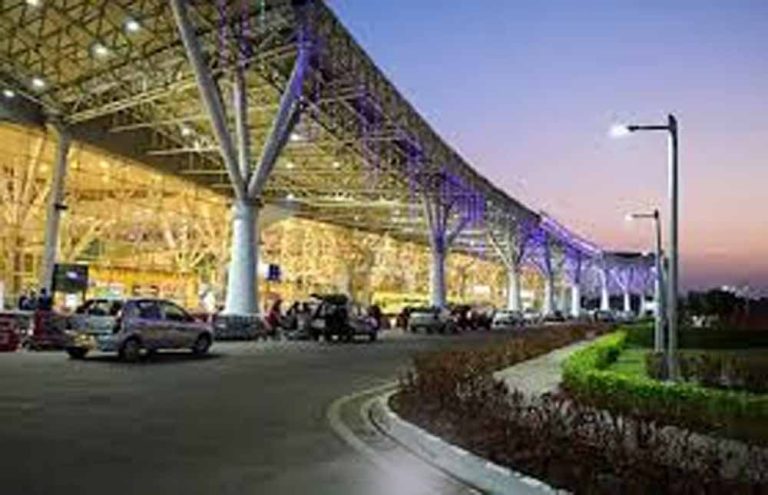 स्वामी विवेकानंद एयरपोर्ट पर अपने आप ही कटेगी पार्किंग पर्ची