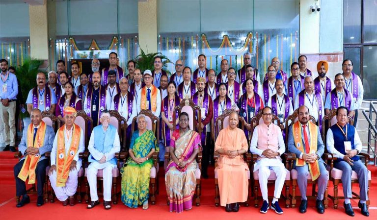 बरेली में सीएम योगी ने द्रौपदी मुर्मू का वेलकम किया, शिवराज सिंह चौहान ने भांजे-भांजियों को प्रणाम किया