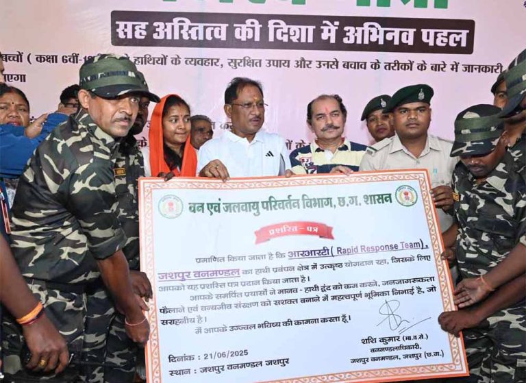 रणजीता स्टेडियम परिसर में लगाए सिंदूर के पौधे, पर्यावरण संरक्षण का दिया संदेश