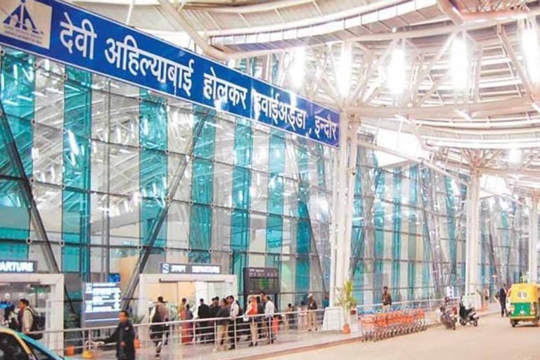 इंदौर में विमान में तकनीकी खराबी , बिना सूचना के कैंसिल हुई जबलपुर उड़ान, यात्रियों ने किया जमकर हंगामा