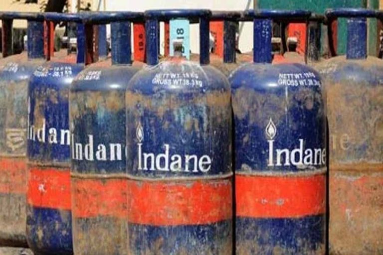 आज से तेल कंपनियों ने 19 किलोग्राम वाले कमर्शियल एलपीजी सिलेंडर की कीमत में 24 रुपये की कटौती