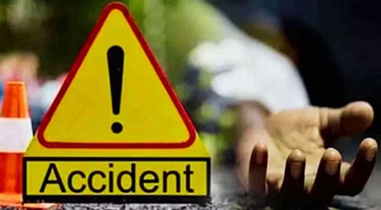 अकोला में कार रेलिंग तोड़कर पुल से नीचे गिरी, कार सवार दो लोग बचे, 3 की मौत