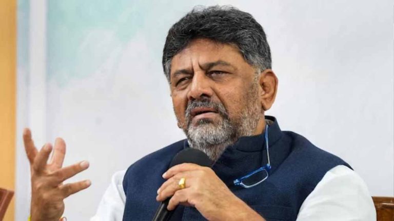 कांग्रेस सरकार के भीतर एक नेतृत्व परिवर्तन की अटकलें ज़ोर पकड़ रही हैं, डीके शिवकुमार बन सकते हैं नए मुख्यमंत्री