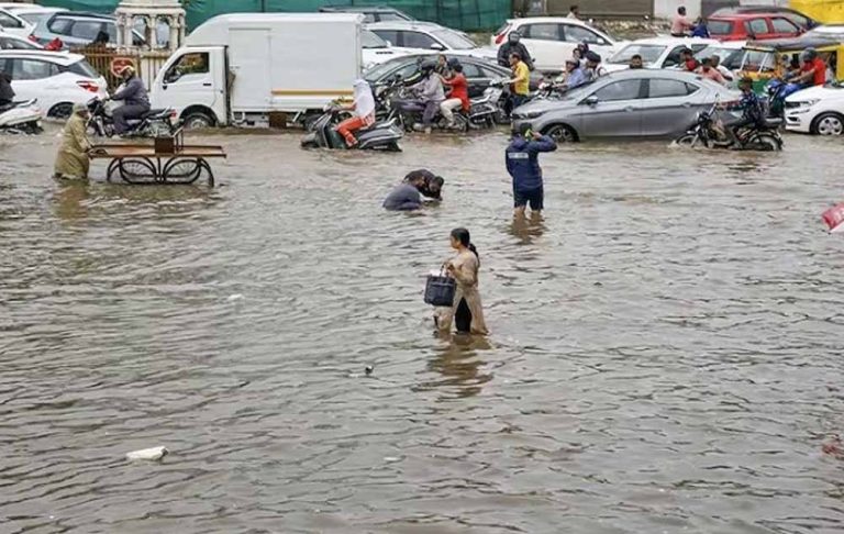 गुजरात में भारी बारिश से मची तबाही, घरों में घुसा पानी, सड़कें बनी तालाब, 3 जिलों में रेड अलर्ट