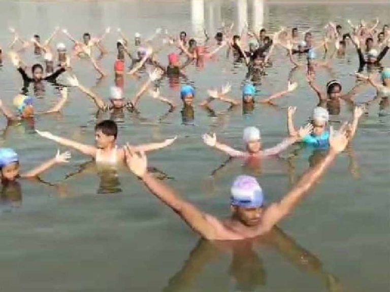जलयोग : प्रयागराज में योग के प्रति जागरूकता के लिए तैराकों ने किया योगासन