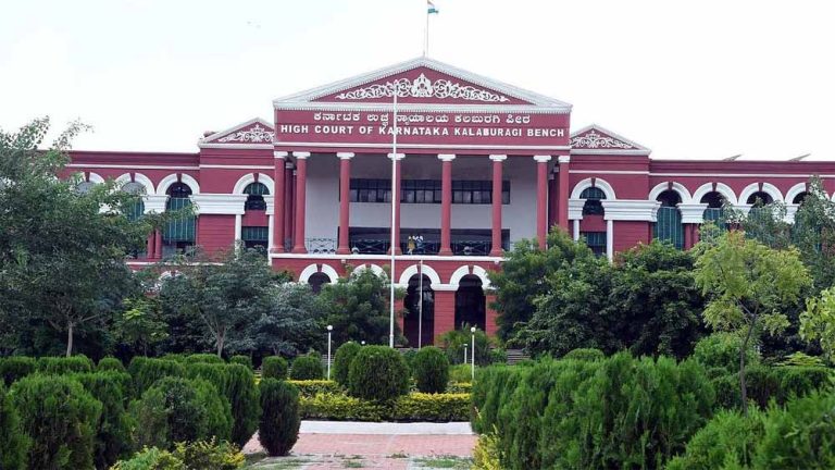 कर्नाटक हाई कोर्ट ने बेंगलुरु भगदड़ मामले में सीलबंद लिफाफे में जवाब दाखिल करने का दिया आदेश