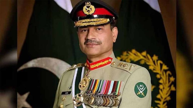 पाक में सेना और सरकार के गठजोड़ पर उठने लगा सवाल, ड्राइविंग सीट पर मुनीर, सेना-सरकार का हाइब्रिड सिस्टम