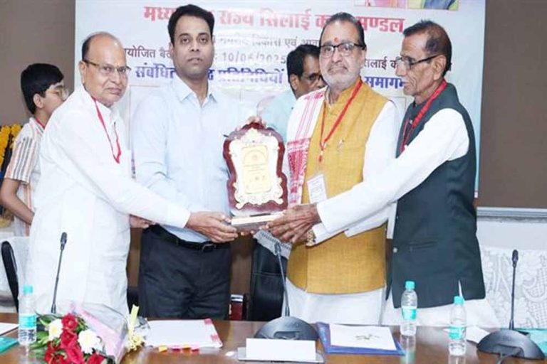 सिलाई कला मंडल को गुड गवर्नेंस मॉडल के रूप में करें विकसित