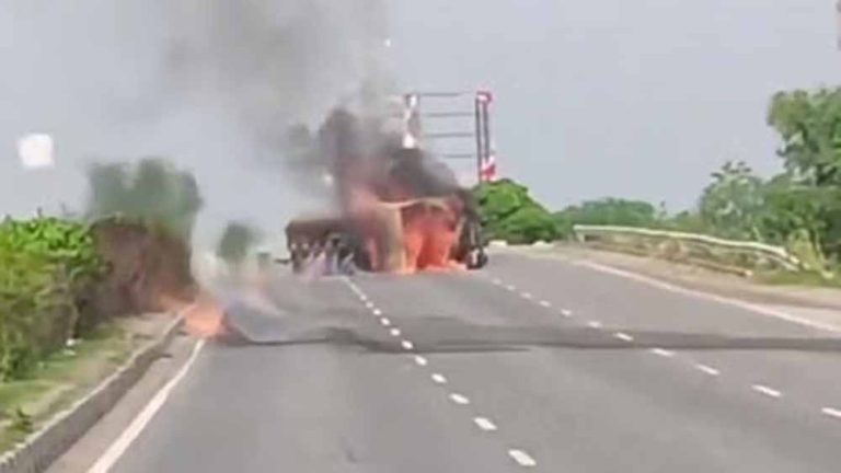 जयपुर-अजमेर नेशनल हाईवे-48 पर आग का गोला बना केमिकल टैंकर, ड्राइवर जला जिंदा