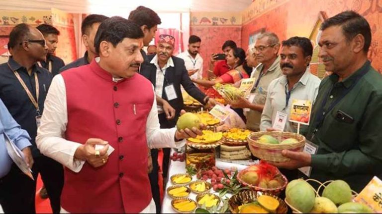 आम प्रदर्शनी में 34 किस्म के आम के स्टॉल लगाए गए, सभी मंत्रियों ने आम का रसास्वादन किया