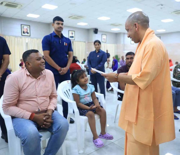 मुरादाबाद की मासूम वाची का नर्सरी में हुआ एडमिशन, सीएम योगी के पास जाकर लगाई थी गुहार