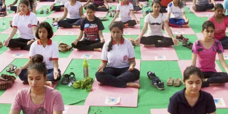 समय-सीमा बैठक में विश्व योग दिवस व धरती आबा अभियान के क्रियान्वयन की समीक्षा की