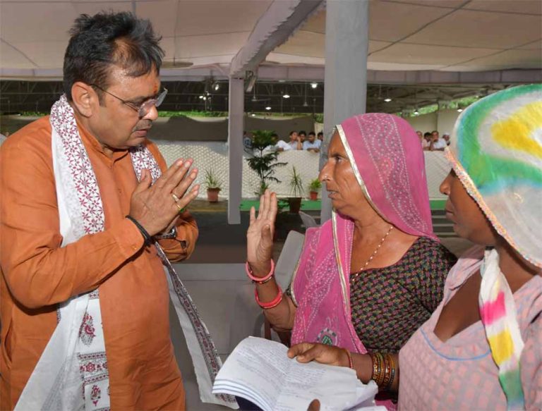 मुख्यमंत्री निवास पर नियमित जनसुनवाई – आमजन की समस्या का समाधान हो अधिकारियों की सर्वोच्च प्राथमिकता : मुख्यमंत्री भजनलाल शर्मा