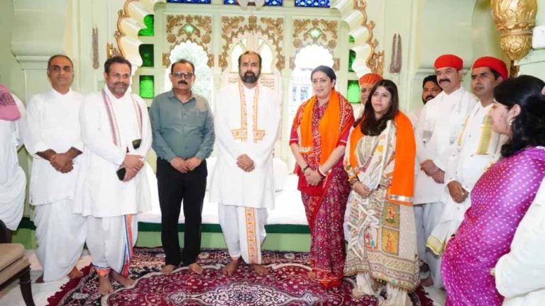 ‘क्योंकि सास भी कभी बहू थी’ की नई शुरुआत से पहले नाथद्वारा मंदिर में आशीर्वाद लेने पहुंचीं एकता कपूर और स्मृति ईरानी
