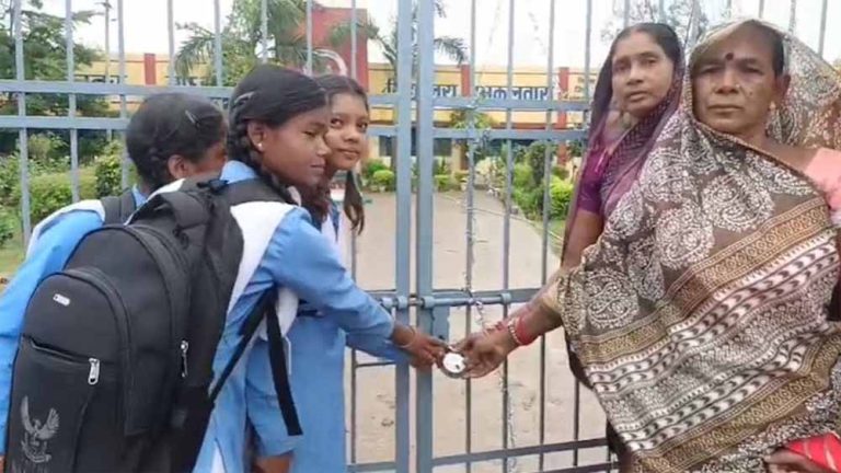 गरियाबंद में प्रिंसिपल की मनमानी पर छात्रों के साथ पालकों ने स्कूल में जड़ा ताला