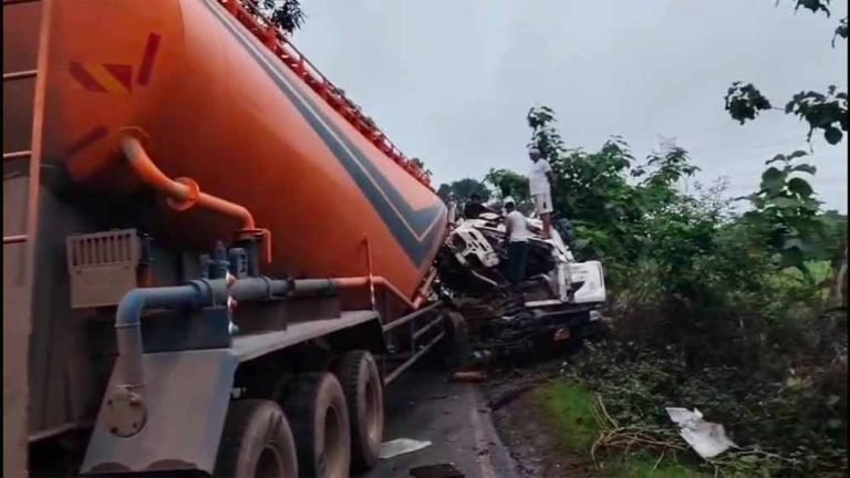 छतरपुर के बकस्वाहा इलाके में कंटेनर और ट्रक की टक्कर, बुरी तरह फंस गया था ड्राइवर का शव