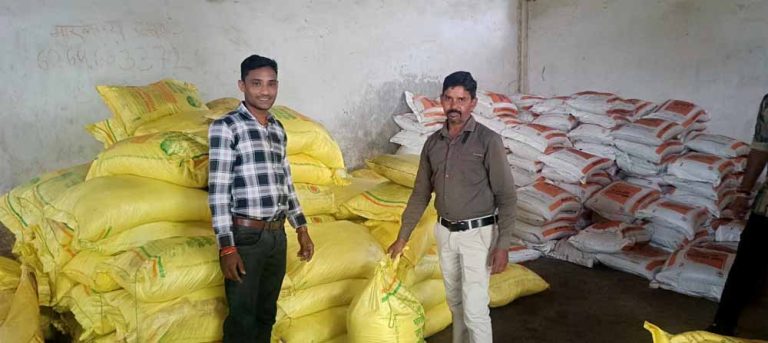 बलौदाबाजार में किसानों ने अब तक भंडारण का 87 प्रतिशत उर्वरक एवं 97 प्रतिशत बीज का किया उठाव