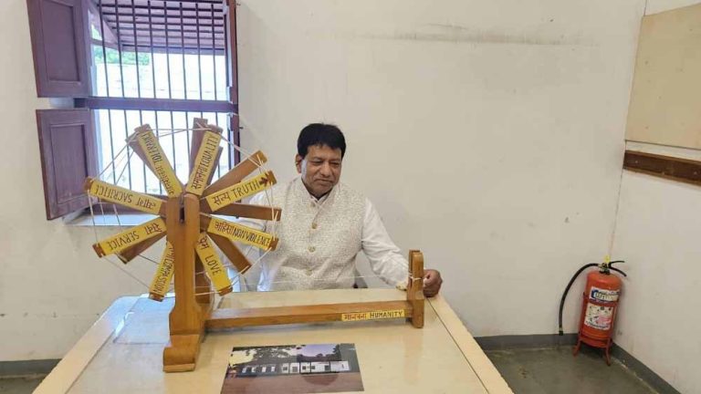 आष्टा विधायक गुजरात दौरे पर, साबरमती आश्रम पहुचे, चरखा चलाया, बापू को किया प्रणाम