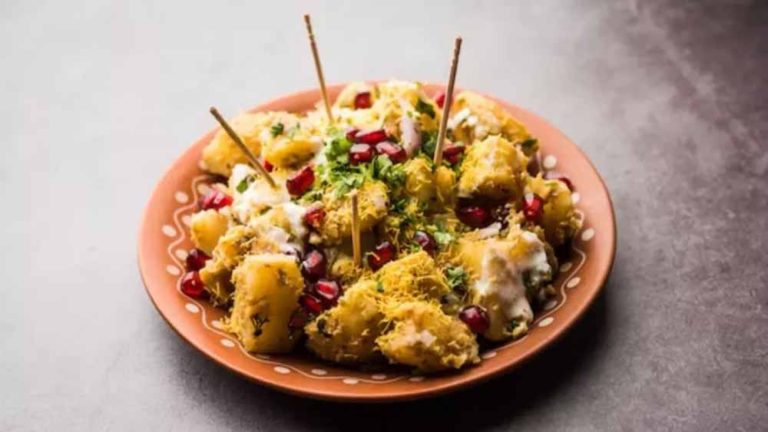 बार‍िश में गए आलू चाट