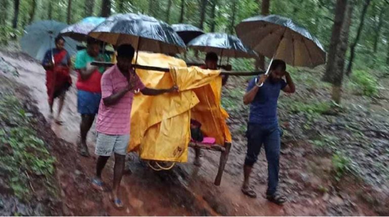 बारिश के कारण नहीं पहुंची एंबुलेंस,  मरीज को तिरपाल से ढक, खाट पर लिटा सात  किमी पैदल चले परिजन