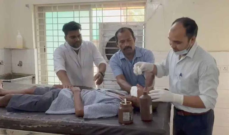 स्कूल में एक छात्र ने दूसरे के चेहरे और गले पर मारा ब्लेड, छात्र बुरी तरह से घायल