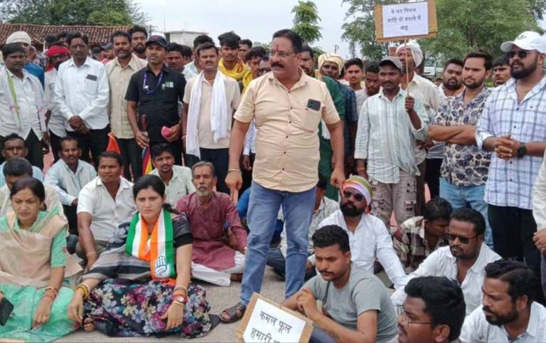 विपक्ष से सत्ता तक एक ही सड़क: अब कांग्रेस विधायक ने किया धरना प्रदर्शन