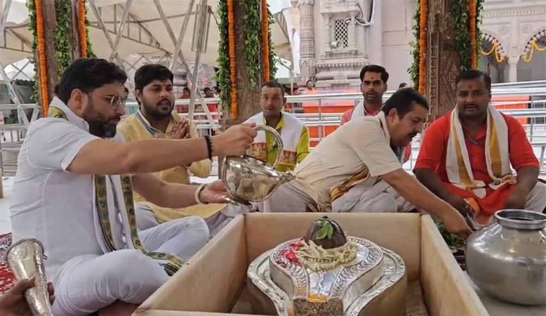 विश्वनाथ धाम में सोमवार का शिवस्नान: अलौकिक सप्तऋषि आरती और गूंजते ‘बम-बम भोले’ के स्वर