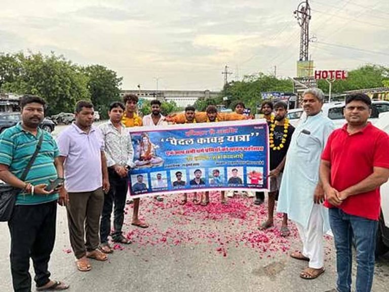 घूघरा में उत्सव का माहौल, हरिद्वार से गंगाजल लाए कांवड़ियों का हुआ जोशीला स्वागत