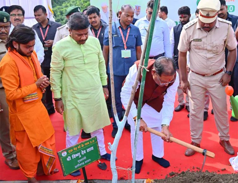 मुख्यमंत्री विष्णु देव साय ने विधानसभा परिसर में हरियाली की ओर बढ़ाया कदम, किया पौधरोपण