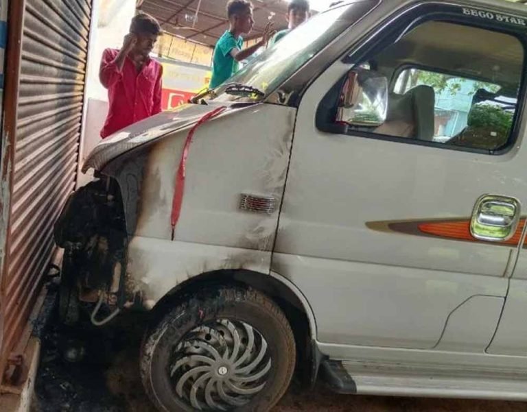 साजिश या शरारत? खड़ी कार में आग, पीड़ित ने पड़ोसियों संग बुझाई आग, पुलिस में दर्ज कराई शिकायत