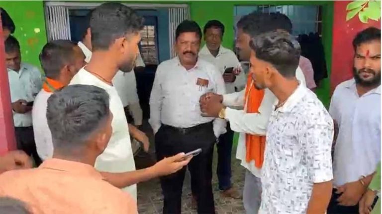 पूर्व सरपंच पर घोटाले का शक, जांच के लिए गांव पहुंची प्रशासनिक टीम